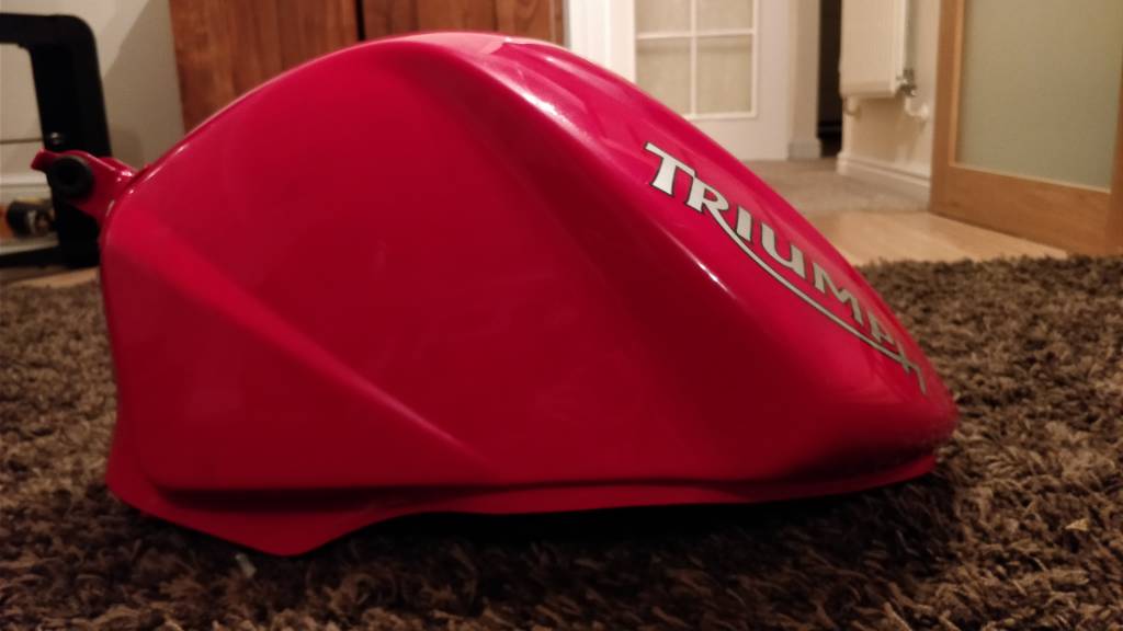 06-11 Triumph Daytona Fuel Tank | 675.cc • Triumph 675 Forum